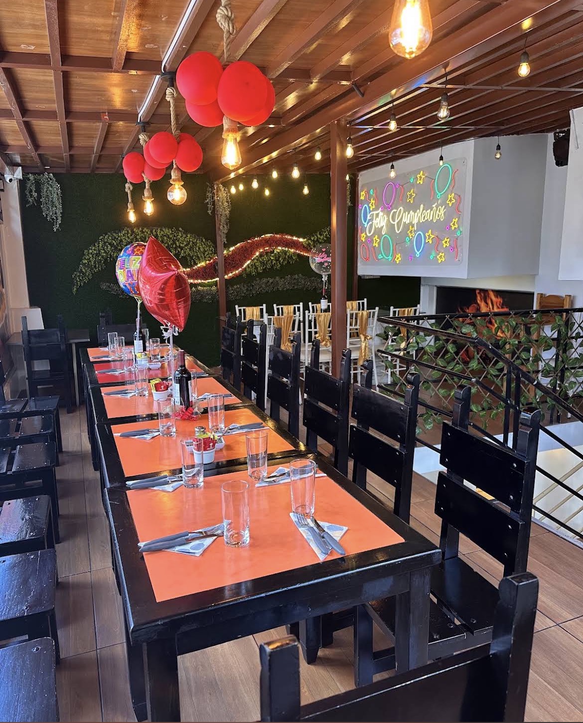 Mesas, madera y luces cálidas en el restaurante